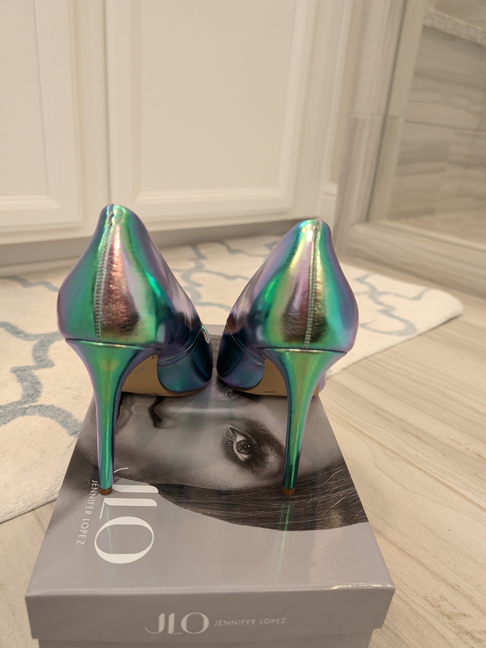 Jennifer Lopez Fraya Iridescent Pointed-Toe Pumps in Green and Purple Shift. 8.5 - Picture 2 of 3